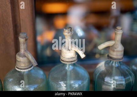 Vieux becs pour l'eau de soude. Home accessoires du siècle dernier situé sur le rebord. Saison de l'automne. Banque D'Images