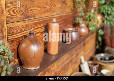 Vieux vases et cruches d'eau. Home accessoires du siècle dernier situé sur le rebord. Saison de l'automne. Banque D'Images