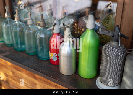 Vieux becs pour l'eau de soude. Home accessoires du siècle dernier situé sur le rebord. Saison de l'automne. Banque D'Images