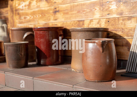 Vieux vases et cruches d'eau. Home accessoires du siècle dernier situé sur le rebord. Saison de l'automne. Banque D'Images