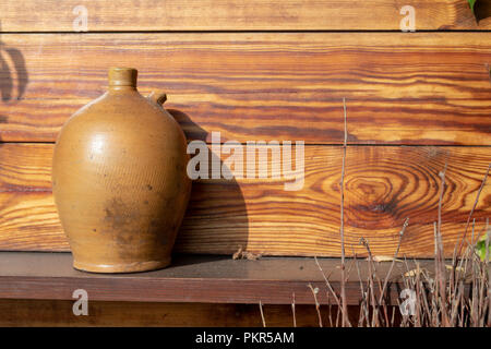 Vieux vases et cruches d'eau. Home accessoires du siècle dernier situé sur le rebord. Saison de l'automne. Banque D'Images