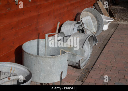 Baignoire métal ancienne basée sur un mur en bois. Accessoires pour l'hygiène personnelle. Saison de l'automne. Banque D'Images