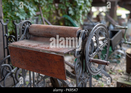 Vieux mangle des travaux domestiques. Les appareils qui facilitent les tâches ménagères dans une maison ancienne. La saison de printemps. Banque D'Images