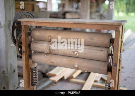 Vieux mangle des travaux domestiques. Les appareils qui facilitent les tâches ménagères dans une maison ancienne. La saison de printemps. Banque D'Images