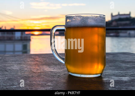 Un verre de bière sur le coucher du soleil, la Slovaquie Banque D'Images