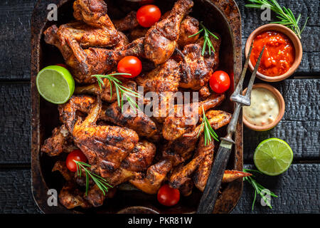 Ailes de poulet rôti épicé au romarin et d'épices Banque D'Images