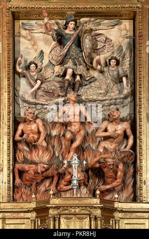 Église de San Miguel, retable - 17e siècle - Détail de "La bataille des Anges", Jerez de la Frontera, province de Cadiz, Andalousie, Espagne, Europe. Banque D'Images