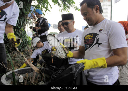 Bogor, Indonésie. 15 Sep, 2018. Le gouverneur de la province de Java Ouest, Ridwan Kamil (C) et Maire de Bogor, Bima Arya Sugiarto (R) ainsi que des bénévoles à Bogor a tenu un jour de nettoyage le 15 septembre 2018 dans la région de Kujang Tugu à Bogor, Java ouest, Indonésie. Monde Jour de nettoyage est menée simultanément dans 150 pays. Des volontaires pour nettoyer les déchets réduire l'augmentation des ordures dans la ville, cet élan devrait changer le comportement des gens à garder l'environnement propre et de faire une bonne gestion des déchets. Credit : Adriana Adinandra/Pacific Press/Alamy Live News Banque D'Images