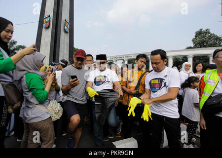 Bogor, Indonésie. 15 Sep, 2018. Le gouverneur de la province de Java Ouest, Ridwan Kamil (C) et Maire de Bogor, Bima Arya Sugiarto (R) ainsi que des bénévoles à Bogor a tenu un jour de nettoyage le 15 septembre 2018 dans la région de Kujang Tugu à Bogor, Java ouest, Indonésie. Monde Jour de nettoyage est menée simultanément dans 150 pays. Des volontaires pour nettoyer les déchets réduire l'augmentation des ordures dans la ville, cet élan devrait changer le comportement des gens à garder l'environnement propre et de faire une bonne gestion des déchets. Credit : Adriana Adinandra/Pacific Press/Alamy Live News Banque D'Images