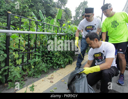 Bogor, Indonésie. 15 Sep, 2018. Le gouverneur de la province de Java Ouest, Ridwan Kamil et maire de Bogor, Bima Arya Sugiarto ainsi que des bénévoles à Bogor a tenu un jour de nettoyage le 15 septembre 2018 dans la région de Kujang Tugu à Bogor, Java ouest, Indonésie. Monde Jour de nettoyage est menée simultanément dans 150 pays. Des volontaires pour nettoyer les déchets réduire l'augmentation des ordures dans la ville, cet élan devrait changer le comportement des gens à garder l'environnement propre et de faire une bonne gestion des déchets. Credit : Adriana Adinandra/Pacific Press/Alamy Live News Banque D'Images