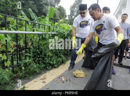 Bogor, Indonésie. 15 Sep, 2018. Le gouverneur de la province de Java Ouest, Ridwan Kamil (L) et Maire de Bogor, Bima Arya Sugiarto (R) ainsi que des bénévoles à Bogor a tenu un jour de nettoyage le 15 septembre 2018 dans la région de Kujang Tugu à Bogor, Java ouest, Indonésie. Monde Jour de nettoyage est menée simultanément dans 150 pays. Des volontaires pour nettoyer les déchets réduire l'augmentation des ordures dans la ville, cet élan devrait changer le comportement des gens à garder l'environnement propre et de faire une bonne gestion des déchets. Credit : Adriana Adinandra/Pacific Press/Alamy Live News Banque D'Images