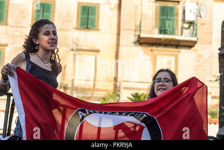 Rocca di Papa, de l'Italie. 14Th Sep 2018. À Rocca di Papa, dans les Castelli Romani, un petit groupe de fascistes ont manifesté contre l'accueil des migrants. Les citoyens, les militants et sympathisants ont organisé une démonstration pour montrer que l'Italie n'est pas raciste. Une importante force de police a divisé les deux groupes, en laissant la place au groupe fasciste. Les anti-fascistes ont été encerclés par la police, mais ils ont réussi à faire entendre leurs voix pour dénoncer que personne n'est un étranger. Credit : Elisa Bianchini/Pacific Press/Alamy Live News Banque D'Images