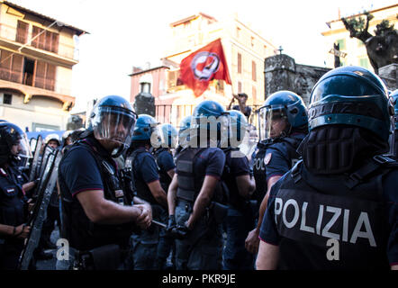 Rocca di Papa, de l'Italie. 14Th Sep 2018. À Rocca di Papa, dans les Castelli Romani, un petit groupe de fascistes ont manifesté contre l'accueil des migrants. Les citoyens, les militants et sympathisants ont organisé une démonstration pour montrer que l'Italie n'est pas raciste. Une importante force de police a divisé les deux groupes, en laissant la place au groupe fasciste. Les anti-fascistes ont été encerclés par la police, mais ils ont réussi à faire entendre leurs voix pour dénoncer que personne n'est un étranger. Credit : Elisa Bianchini/Pacific Press/Alamy Live News Banque D'Images