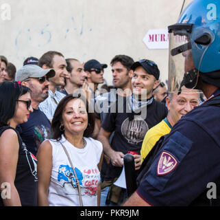 Rocca di Papa, de l'Italie. 14Th Sep 2018. À Rocca di Papa, dans les Castelli Romani, un petit groupe de fascistes ont manifesté contre l'accueil des migrants. Les citoyens, les militants et sympathisants ont organisé une démonstration pour montrer que l'Italie n'est pas raciste. Une importante force de police a divisé les deux groupes, en laissant la place au groupe fasciste. Les anti-fascistes ont été encerclés par la police, mais ils ont réussi à faire entendre leurs voix pour dénoncer que personne n'est un étranger. Credit : Elisa Bianchini/Pacific Press/Alamy Live News Banque D'Images