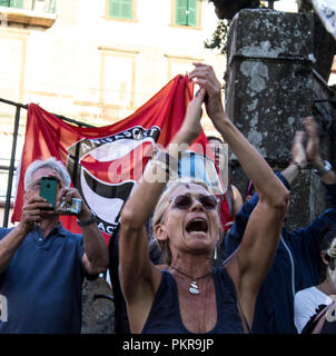 Rocca di Papa, de l'Italie. 14Th Sep 2018. À Rocca di Papa, dans les Castelli Romani, un petit groupe de fascistes ont manifesté contre l'accueil des migrants. Les citoyens, les militants et sympathisants ont organisé une démonstration pour montrer que l'Italie n'est pas raciste. Une importante force de police a divisé les deux groupes, en laissant la place au groupe fasciste. Les anti-fascistes ont été encerclés par la police, mais ils ont réussi à faire entendre leurs voix pour dénoncer que personne n'est un étranger. Credit : Elisa Bianchini/Pacific Press/Alamy Live News Banque D'Images