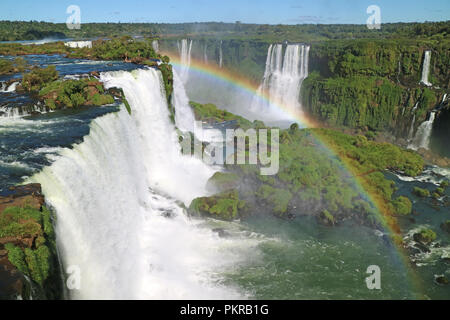 Vue imprenable de puissantes chutes d'Iguaçu (Site du patrimoine mondial de l'Unesco) du côté brésilien avec un magnifique arc-en-ciel, Foz do Iguaçu, Brésil Banque D'Images