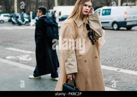 PARIS, FRANCE - Le 6 mars 2018 : Avant CHANEL show à la Fashion Week de Paris Automne-hiver 2018-2019 Banque D'Images