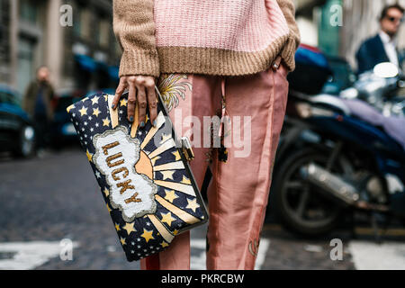 MILAN, ITALIE - 23 septembre 2017 : Angela Rozas Saiz vu l'extérieur de ANTONIO MARRAS Show à Milan Fashion Week Spring/Summer 2018 Banque D'Images