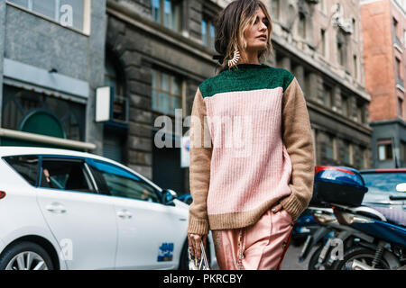 MILAN, ITALIE - 23 septembre 2017 : Angela Rozas Saiz vu l'extérieur de ANTONIO MARRAS Show à Milan Fashion Week Spring/Summer 2018 Banque D'Images