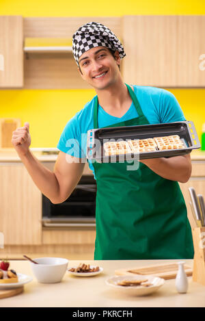 L'homme préparation faire cuire le gâteau dans la cuisine à la maison Banque D'Images