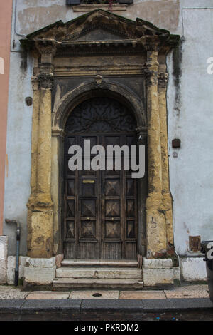 Vieille porte en bois avec des ornements. Banque D'Images