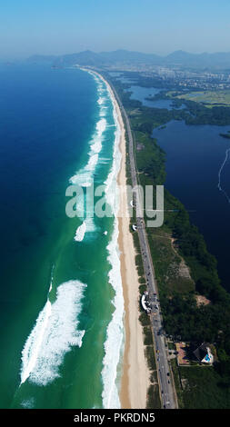De longues plages. De superbes plages, Recreio dos Bandeirantes beach, ville de Rio de Janeiro au Brésil, en Amérique du Sud. Banque D'Images