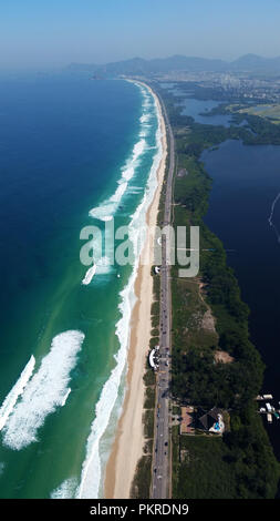 De longues plages. De superbes plages, Recreio dos Bandeirantes beach, ville de Rio de Janeiro au Brésil, en Amérique du Sud. Banque D'Images