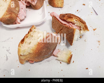 Sandwich à la mortadelle sur du papier blanc, fond de l'Italie Banque D'Images