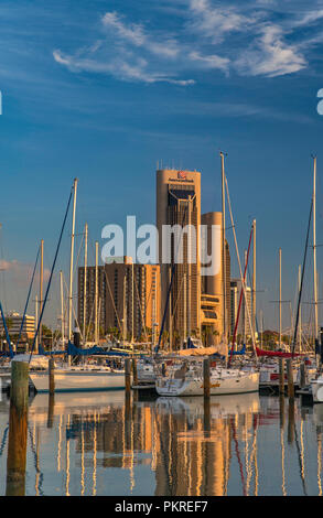 Voiliers à Corpus Christi Marina, le centre-ville de Tours à distance, sunrise, Corpus Christi, Texas, États-Unis Banque D'Images