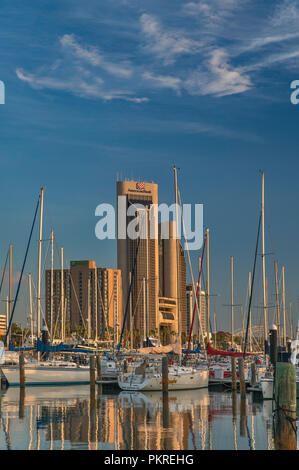 Voiliers à Corpus Christi Marina, le centre-ville de Tours à distance, sunrise, Corpus Christi, Texas, États-Unis Banque D'Images