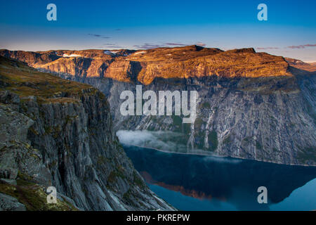 À la recherche dans une profonde et étroite des fjords de norvège Banque D'Images