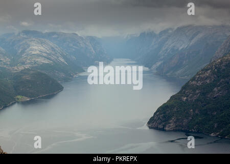 À la recherche dans une profonde et étroite des fjords de norvège Banque D'Images