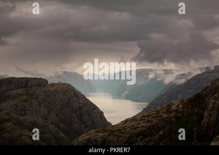 À la recherche dans une profonde et étroite des fjords de norvège Banque D'Images