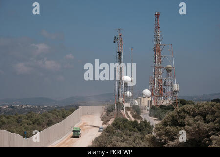 Rosh Hanikra, Israël. 5 Septembre, 2018. Voir l'armée israélienne de systèmes radar de pointe le long de la nouvelle mise à jour de sept mètres de haut mur de sécurité construit par Israël sur la frontière israélo-libanaise, près de Rosh Hanikra Crossing également connu sous le nom de Ras Al Naqoura Crossing. Le mur de béton est en cours de construction sur le territoire occupé par les Israéliens, et s'étendra de la mer Méditerranée à l'ouest jusqu'à la zone autour de la montagne de l'Hermon, à l'Est. Banque D'Images