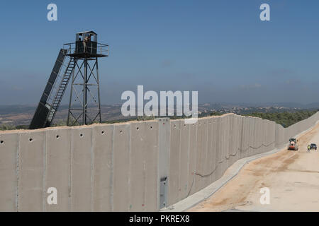 Rosh Hanikra, Israël. 5 Septembre, 2018. Un rouleau compresseur israélien véhicule d'ingénierie à aplanir le terrain le long de la nouvelle mise à jour de sept mètres de haut mur de sécurité construit par Israël sur la frontière israélo-libanaise, près de Rosh Hanikra Crossing également connu sous le nom de Ras Al Naqoura Crossing. Le mur de béton est en cours de construction sur le territoire occupé par les Israéliens, et s'étendra de la mer Méditerranée à l'ouest jusqu'à la zone autour de la montagne de l'Hermon, à l'Est. Credit : Eddie Gerald/Alamy Live News Banque D'Images