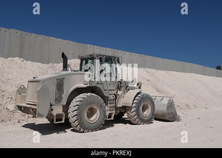 Rosh Hanikra, ISRAËL. 5 septembre 2018. Une machine militaire israélienne Caterpillar 980F extra-robuste le long du nouveau mur de sécurité amélioré de sept mètres de haut construit par Israël à la frontière israélo-libanaise près du terminal de Rosh HaNikra, également connu sous le nom de terminal de Ras Al Naqoura. Le mur de béton est en cours de construction sur un territoire tenu par Israël et s'étendra de la mer Méditerranée à l'ouest jusqu'à la zone autour du mont Hermon à l'est. Banque D'Images