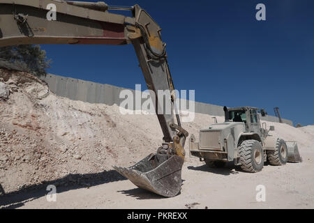 Rosh Hanikra, ISRAËL. 5 septembre 2018. Une machine militaire israélienne Caterpillar 980F extra-robuste le long du nouveau mur de sécurité amélioré de sept mètres de haut construit par Israël à la frontière israélo-libanaise près du terminal de Rosh HaNikra, également connu sous le nom de terminal de Ras Al Naqoura. Le mur de béton est en cours de construction sur un territoire tenu par Israël et s'étendra de la mer Méditerranée à l'ouest jusqu'à la zone autour du mont Hermon à l'est. Banque D'Images