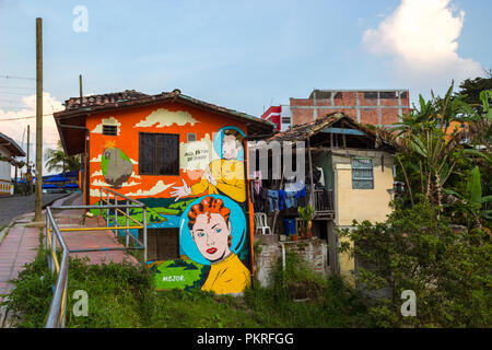 Guatape, Colombie - 23 Février 2018 : une peinture murale colorée décorer une chambre Banque D'Images