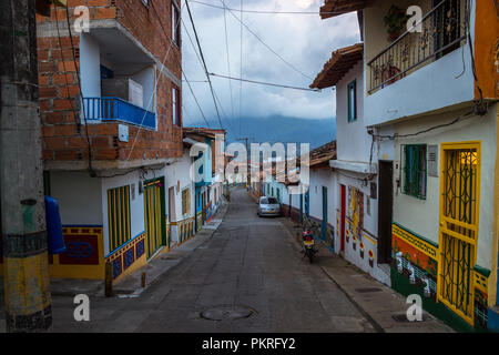 Guatape, Antioquia / Colombie - 23 Février 2018 : les rues colorées de la belle ville Banque D'Images