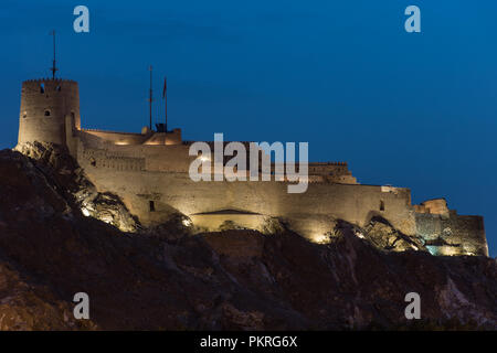 L'article en haut de la colline, un château-forteresse que s'allume le ciel nocturne au-dessus de la vieille ville de Mascate, Oman. Banque D'Images