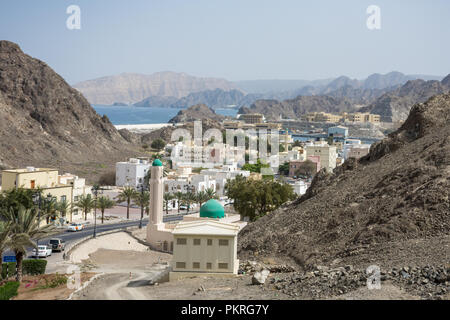 Vieille Ville à Muscat, Oman est pleine d'histoire, de la culture, et la beauté naturelle. Cette vue donne sur une partie de la ville vers le golfe d'Oman dans les collines. Banque D'Images