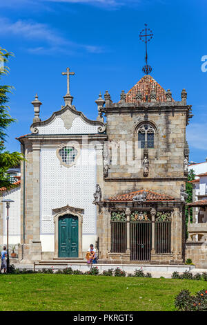 Braga, Portugal - 27 juillet 2015 : l'église de São João do Souto (à gauche) et Chapelle Coimbras (droite). Architecture religieuse médiévale. Banque D'Images