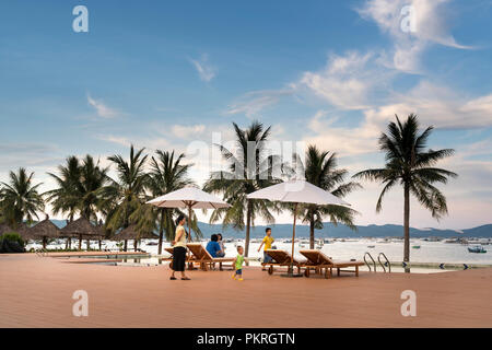 Les touristes sont à regarder le coucher du soleil sur la mer à l 'arrêt' Un resort dans la province de Phu Yen Banque D'Images