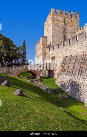 Lisbonne, Portugal - Février 01, 2017 : Castelo de Sao Jorge aka Château Saint George. Entrée de la Castelejo aka garder avec les douves, tours de guet, bat Banque D'Images