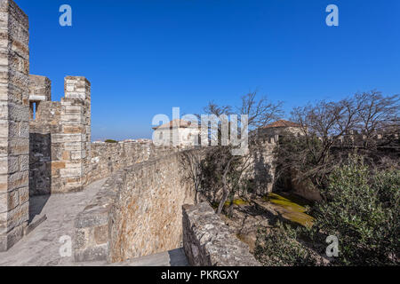 Lisbonne, Portugal - 1 Février 2017 : Castelo de Sao Jorge aka Château Saint George. Murs de défense en vue de l'wallwalk, créneaux, remparts, Banque D'Images