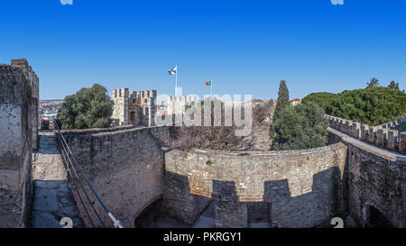 Lisbonne, Portugal - 1 Février 2017 : Castelo de Sao Jorge aka Château Saint George. Murs de défense en vue de l'wallwalk, créneaux, remparts, Banque D'Images