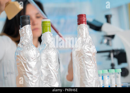 Jeune femme d'un technicien dans le laboratoire de contrôle de la qualité de l'inspection de la qualité du vin Banque D'Images