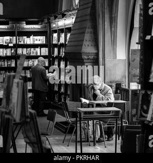 À l'intérieur de Bradford, Wool Exchange, maintenant une succursale de la librairie Waterstones. Banque D'Images