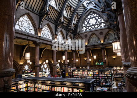 À l'intérieur de Bradford, Wool Exchange, maintenant une succursale de la librairie Waterstones. Banque D'Images