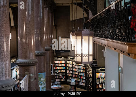 À l'intérieur de Bradford, Wool Exchange, maintenant une succursale de la librairie Waterstones. Banque D'Images